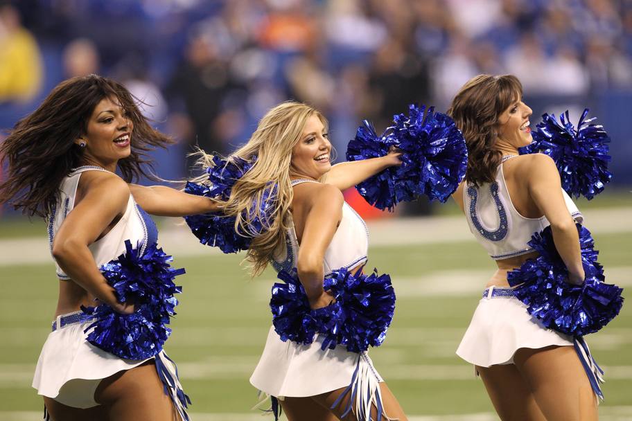 Ogni team ha i suoi costumi e i suoi colori: le ragazze degli Indianapolis Colts, con i loro pon pon blu reale, hanno portato davvero bene alla squadra, che si  imposta 23-3 sui Jacksonville Jaguars al Lucas Oil Stadium. (Reuters)
